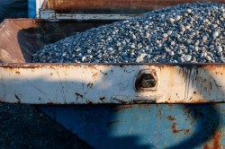 Apport de gravier pour un terrassement  